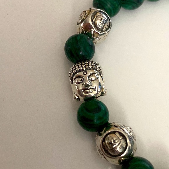 UNISEX MALACHITE AND SILVER BUDDHA-HEAD BEADED BRACELET. - Picture 5 of 6